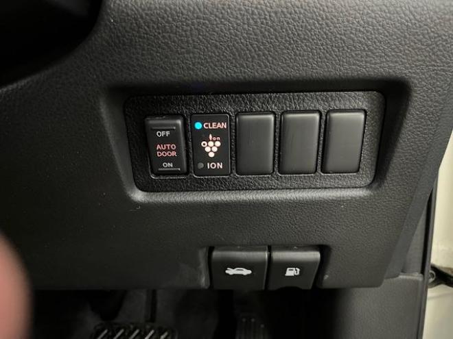 セレナハイウェイスター　Ｖエアロセレクション　禁煙車　ＷＡＫＯＳバリアスコーティング済　社外１５インチＡＷ　社外１５ＡＷ＋スタッドレスタイヤ付　両側パワースライドドア　純正ナビ（フルセグ地デジ　ＤＶＤ再生　ミュージックサーバー）＋バックカメラ　インテリジェントキー　ＨＩＤヘッドライト　イオン空気清浄　ＥＴＣ　タイミングチェーン 4WD 2000 5Dr