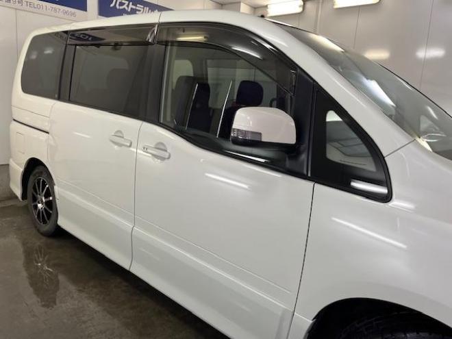セレナハイウェイスター　Ｖエアロセレクション　禁煙車　ＷＡＫＯＳバリアスコーティング済　社外１５インチＡＷ　社外１５ＡＷ＋スタッドレスタイヤ付　両側パワースライドドア　純正ナビ（フルセグ地デジ　ＤＶＤ再生　ミュージックサーバー）＋バックカメラ　インテリジェントキー　ＨＩＤヘッドライト　イオン空気清浄　ＥＴＣ　タイミングチェーン 4WD 2000 5Dr