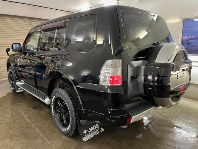 パジェロロング　エクシード　本州仕入　禁煙車　ディーゼルターボ　ＷＥＤＳキーラー１７ＡＷ＋新品ＴＯＹＯホワイトレタータイヤ　純正１７ＡＷ＋スタッドレスタイヤ付　新品ＪＡＯＳブラックマッドガード　イクリプスナビ（フルセグ地デジ　ＤＶＤ再生　Ｂｌｕｅｔｏｏｔｈ）＋バックカメラ　クルーズコントロール　両席シートヒーター　リアヒーター　横滑り防止装置　盗難防止装置　１００Ｖ電源　ＨＩＤ　ＥＴＣ 4WD 3200 5Dr
