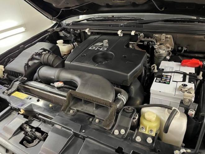 パジェロロング　エクシード　本州仕入　禁煙車　ディーゼルターボ　ＷＥＤＳキーラー１７ＡＷ＋新品ＴＯＹＯホワイトレタータイヤ　純正１７ＡＷ＋スタッドレスタイヤ付　新品ＪＡＯＳブラックマッドガード　イクリプスナビ（フルセグ地デジ　ＤＶＤ再生　Ｂｌｕｅｔｏｏｔｈ）＋バックカメラ　クルーズコントロール　両席シートヒーター　リアヒーター　横滑り防止装置　盗難防止装置　１００Ｖ電源　ＨＩＤ　ＥＴＣ 4WD 3200 5Dr
