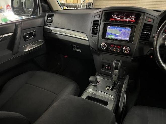 パジェロロング　エクシード　本州仕入　禁煙車　ディーゼルターボ　ＷＥＤＳキーラー１７ＡＷ＋新品ＴＯＹＯホワイトレタータイヤ　純正１７ＡＷ＋スタッドレスタイヤ付　新品ＪＡＯＳブラックマッドガード　イクリプスナビ（フルセグ地デジ　ＤＶＤ再生　Ｂｌｕｅｔｏｏｔｈ）＋バックカメラ　クルーズコントロール　両席シートヒーター　リアヒーター　横滑り防止装置　盗難防止装置　１００Ｖ電源　ＨＩＤ　ＥＴＣ 4WD 3200 5Dr