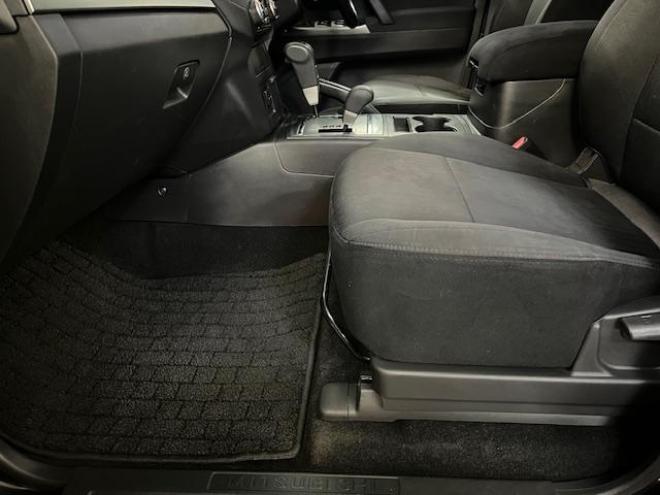 パジェロロング　エクシード　本州仕入　禁煙車　ディーゼルターボ　ＷＥＤＳキーラー１７ＡＷ＋新品ＴＯＹＯホワイトレタータイヤ　純正１７ＡＷ＋スタッドレスタイヤ付　新品ＪＡＯＳブラックマッドガード　イクリプスナビ（フルセグ地デジ　ＤＶＤ再生　Ｂｌｕｅｔｏｏｔｈ）＋バックカメラ　クルーズコントロール　両席シートヒーター　リアヒーター　横滑り防止装置　盗難防止装置　１００Ｖ電源　ＨＩＤ　ＥＴＣ 4WD 3200 5Dr