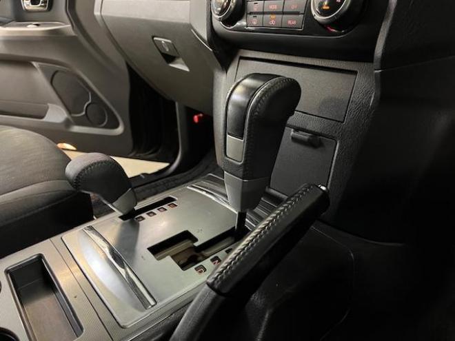 パジェロロング　エクシード　本州仕入　禁煙車　ディーゼルターボ　ＷＥＤＳキーラー１７ＡＷ＋新品ＴＯＹＯホワイトレタータイヤ　純正１７ＡＷ＋スタッドレスタイヤ付　新品ＪＡＯＳブラックマッドガード　イクリプスナビ（フルセグ地デジ　ＤＶＤ再生　Ｂｌｕｅｔｏｏｔｈ）＋バックカメラ　クルーズコントロール　両席シートヒーター　リアヒーター　横滑り防止装置　盗難防止装置　１００Ｖ電源　ＨＩＤ　ＥＴＣ 4WD 3200 5Dr