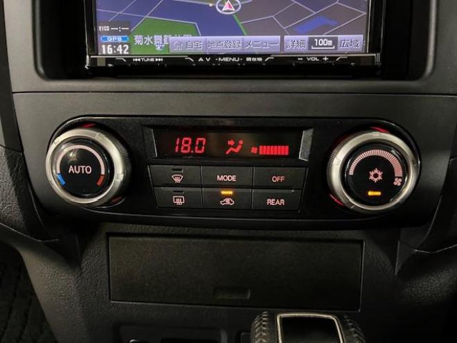 パジェロロング　エクシード　本州仕入　禁煙車　ディーゼルターボ　ＷＥＤＳキーラー１７ＡＷ＋新品ＴＯＹＯホワイトレタータイヤ　純正１７ＡＷ＋スタッドレスタイヤ付　新品ＪＡＯＳブラックマッドガード　イクリプスナビ（フルセグ地デジ　ＤＶＤ再生　Ｂｌｕｅｔｏｏｔｈ）＋バックカメラ　クルーズコントロール　両席シートヒーター　リアヒーター　横滑り防止装置　盗難防止装置　１００Ｖ電源　ＨＩＤ　ＥＴＣ 4WD 3200 5Dr
