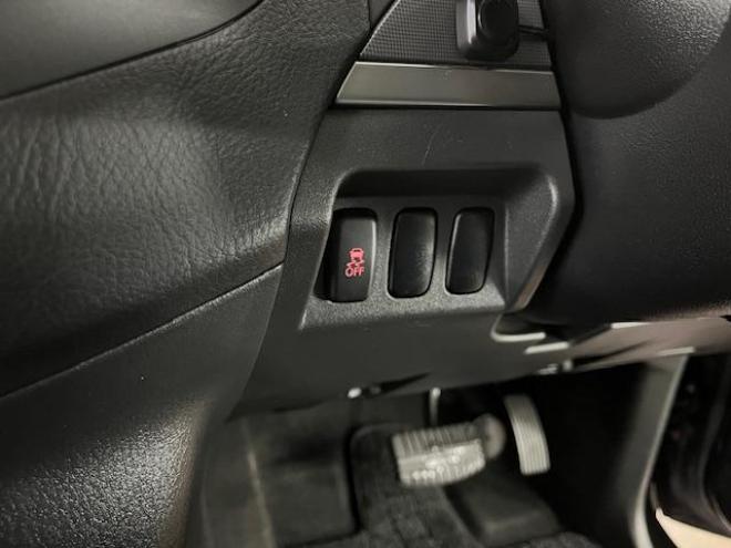 パジェロロング　エクシード　本州仕入　禁煙車　ディーゼルターボ　ＷＥＤＳキーラー１７ＡＷ＋新品ＴＯＹＯホワイトレタータイヤ　純正１７ＡＷ＋スタッドレスタイヤ付　新品ＪＡＯＳブラックマッドガード　イクリプスナビ（フルセグ地デジ　ＤＶＤ再生　Ｂｌｕｅｔｏｏｔｈ）＋バックカメラ　クルーズコントロール　両席シートヒーター　リアヒーター　横滑り防止装置　盗難防止装置　１００Ｖ電源　ＨＩＤ　ＥＴＣ 4WD 3200 5Dr
