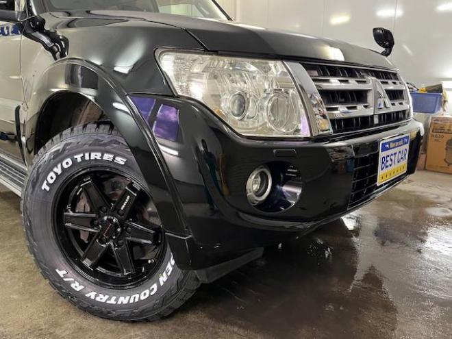 パジェロロング　エクシード　本州仕入　禁煙車　ディーゼルターボ　ＷＥＤＳキーラー１７ＡＷ＋新品ＴＯＹＯホワイトレタータイヤ　純正１７ＡＷ＋スタッドレスタイヤ付　新品ＪＡＯＳブラックマッドガード　イクリプスナビ（フルセグ地デジ　ＤＶＤ再生　Ｂｌｕｅｔｏｏｔｈ）＋バックカメラ　クルーズコントロール　両席シートヒーター　リアヒーター　横滑り防止装置　盗難防止装置　１００Ｖ電源　ＨＩＤ　ＥＴＣ 4WD 3200 5Dr