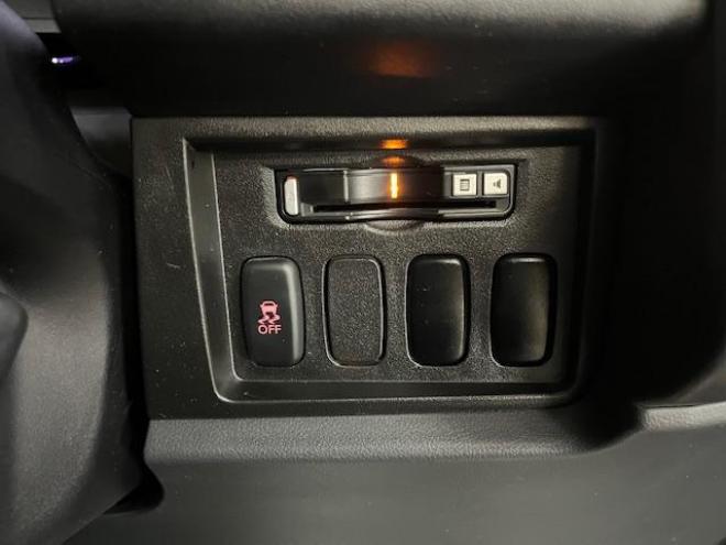 デリカＤ：５　Ｇパワーパッケージ　本州仕入　ワンオーナー　禁煙車　エクストリーム１６インチＡＷ＋ＢＦグッドリッチホワイトレター　社外１６ＡＷ＋スタッドレスタイヤ付　新品ＪＡＯＳブラックマッドガード　両側パワースライドドア　クラリオンナビ（地デジ　ＤＶＤ再生　Ｂｌｕｅｔｏｏｔｈ）＋バックカメラ　純正スライディングマジックルーフキャリア　クルーズコントロール　スマートキー　パドルシフト　横滑り防止装置　盗難防止装置　リアヒーター　ＨＩＤ　ＥＴＣ 4WD 2400 5Dr