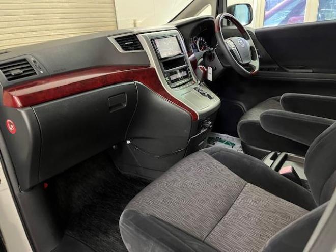 アルファード２４０Ｓ　本州仕入　禁煙車　ＷＡＫＯＳバリアスコーティング済　ロクサーニ１８インチＡＷ　純正１６ＡＷ＋スタッドレスタイヤ付　両側パワースライドドア　純正ナビ（フルセグ地デジ　ＤＶＤ再生　Ｂｌｕｅｔｏｏｔｈ）＋バックカメラ　ドライブレコーダー　コーナーセンサー　横滑り防止装置　ＨＩＤ　ＥＴＣ 　タイミングチェーン 4WD 2400 5Dr