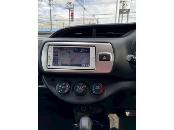 ヴィッツ1.3 F 4WD　キーレス　バックカメラ　純正ナビ 1300