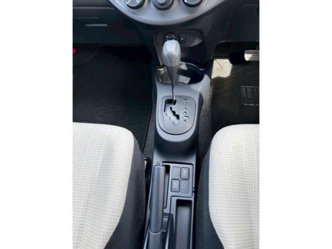 ヴィッツ1.3 F 4WD　キーレス　バックカメラ　純正ナビ 1300