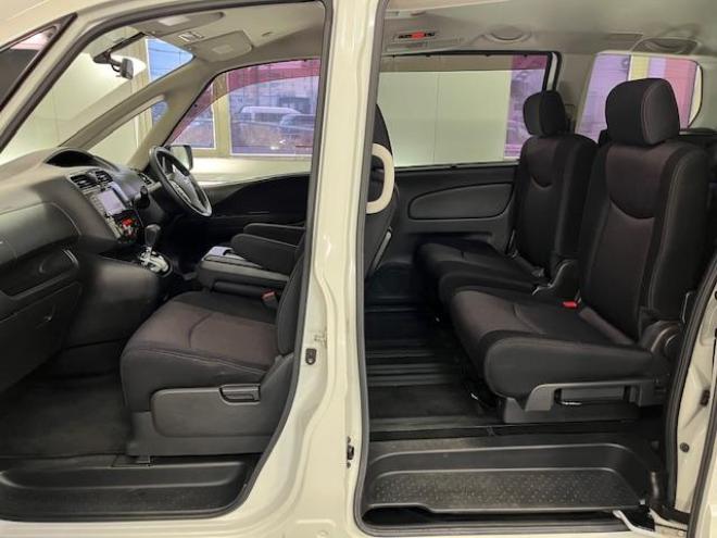 セレナハイウェイスター　禁煙車　ＷＡＫＯＳバリアスコーティング済　社外１８インチＡＷ　社外１５ＡＷ＋スタッドレスタイヤ付　両側パワースライドドア　純正ナビ（フルセグ地デジ　ＤＶＤ再生　Ｂｌｕｅｔｏｏｔｈハンズフリー）＋バックカメラ　純正リアフリップダウンモニター　クルーズコントロール　アイドリングストップ　横滑り防止装置　ＨＩＤ　ＥＴＣ 　タイミングチェーン 4WD 2000 5Dr