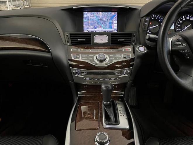 フーガ３７０ＧＴ　ＦＯＵＲ　Ａパッケージ　ワンオーナー　寒冷地仕様　禁煙車　ＷＡＫＯＳバリアスコーティング済　純正１８インチＡＷ　純正１８ＡＷ＋スタッドレスタイヤ付　純正ＨＤＤナビ（フルセグ地デジ　ＤＶＤ再生　Ｂｌｕｅｔｏｏｔｈ　ミュージックサーバー）＋バック＆サイドカメラ　純正ハーフレザーシート　クルーズコントロール　前後ドライブレコーダー　エンジンスターター　両席パワーシート　ＰＵＳＨスタート　スマートキー　横滑り防止装置　タイミングチェーン車　ＨＩＤ　ＥＴＣ 4WD 3700 4Dr