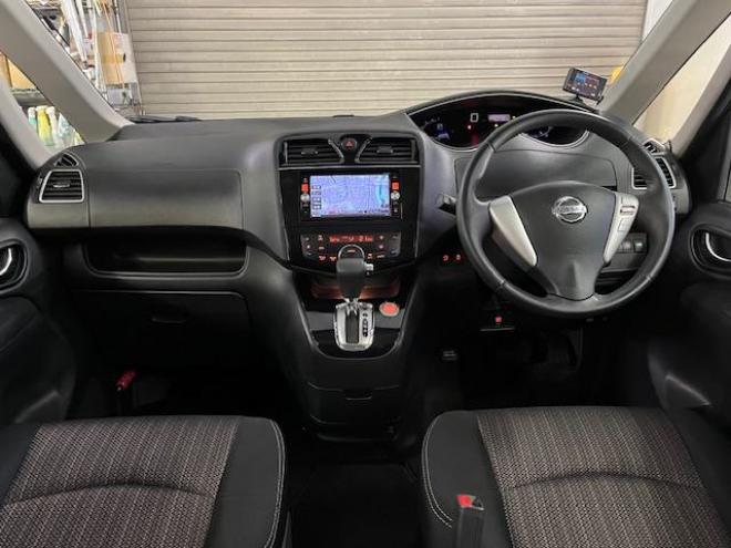 セレナハイウェイスター　Ｖセレクション＋セーフティ　本州仕入　寒冷地仕様　禁煙車　エマージェンシーブレーキ　車線逸脱警　純正１５インチＡＷ　社外１５ＡＷ＋スタッドレスタイヤ付　両側パワースライドドア　純正ナビ（フルセグ地デジ　ＤＶＤ再生　Ｂｌｕｅｔｏｏｔｈ）＋バック＆サイドカメラ　ドライブレコーダー　純正ＬＥＤヘッドライト　クルーズコントロール　アイドリングストップ　横滑り防止装置　ＥＴＣ 　タイミングチェーン 4WD 5 2000Dr