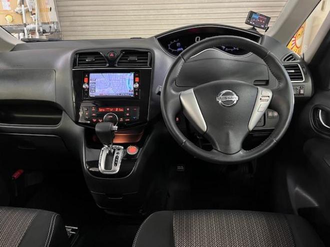 セレナハイウェイスター　Ｖセレクション＋セーフティ　本州仕入　寒冷地仕様　禁煙車　エマージェンシーブレーキ　車線逸脱警　純正１５インチＡＷ　社外１５ＡＷ＋スタッドレスタイヤ付　両側パワースライドドア　純正ナビ（フルセグ地デジ　ＤＶＤ再生　Ｂｌｕｅｔｏｏｔｈ）＋バック＆サイドカメラ　ドライブレコーダー　純正ＬＥＤヘッドライト　クルーズコントロール　アイドリングストップ　横滑り防止装置　ＥＴＣ 　タイミングチェーン 4WD 5 2000Dr