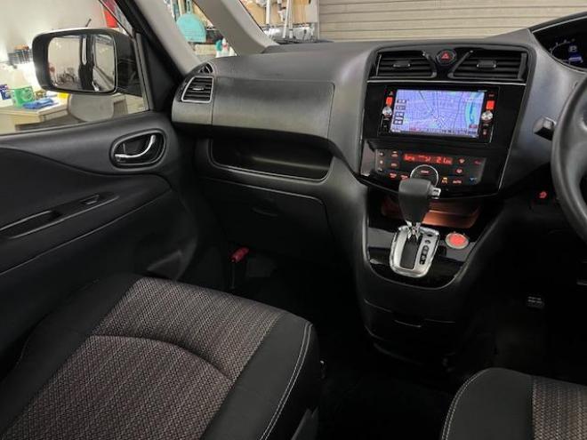セレナハイウェイスター　Ｖセレクション＋セーフティ　本州仕入　寒冷地仕様　禁煙車　エマージェンシーブレーキ　車線逸脱警　純正１５インチＡＷ　社外１５ＡＷ＋スタッドレスタイヤ付　両側パワースライドドア　純正ナビ（フルセグ地デジ　ＤＶＤ再生　Ｂｌｕｅｔｏｏｔｈ）＋バック＆サイドカメラ　ドライブレコーダー　純正ＬＥＤヘッドライト　クルーズコントロール　アイドリングストップ　横滑り防止装置　ＥＴＣ 　タイミングチェーン 4WD 5 2000Dr