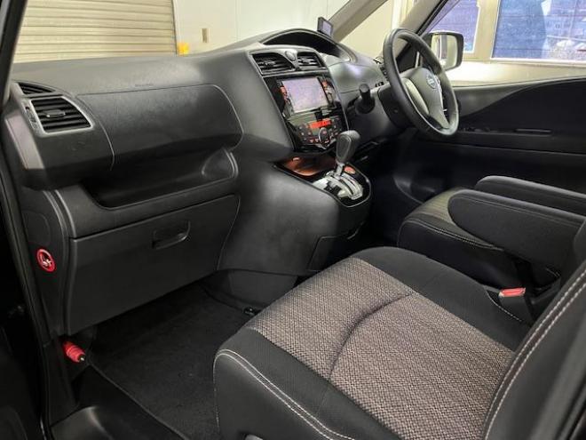 セレナハイウェイスター　Ｖセレクション＋セーフティ　本州仕入　寒冷地仕様　禁煙車　エマージェンシーブレーキ　車線逸脱警　純正１５インチＡＷ　社外１５ＡＷ＋スタッドレスタイヤ付　両側パワースライドドア　純正ナビ（フルセグ地デジ　ＤＶＤ再生　Ｂｌｕｅｔｏｏｔｈ）＋バック＆サイドカメラ　ドライブレコーダー　純正ＬＥＤヘッドライト　クルーズコントロール　アイドリングストップ　横滑り防止装置　ＥＴＣ 　タイミングチェーン 4WD 5 2000Dr
