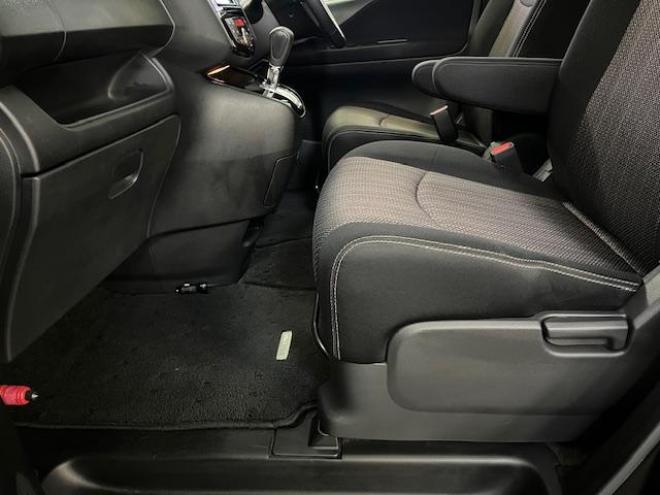 セレナハイウェイスター　Ｖセレクション＋セーフティ　本州仕入　寒冷地仕様　禁煙車　エマージェンシーブレーキ　車線逸脱警　純正１５インチＡＷ　社外１５ＡＷ＋スタッドレスタイヤ付　両側パワースライドドア　純正ナビ（フルセグ地デジ　ＤＶＤ再生　Ｂｌｕｅｔｏｏｔｈ）＋バック＆サイドカメラ　ドライブレコーダー　純正ＬＥＤヘッドライト　クルーズコントロール　アイドリングストップ　横滑り防止装置　ＥＴＣ 　タイミングチェーン 4WD 5 2000Dr