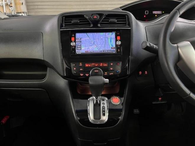 セレナハイウェイスター　Ｖセレクション＋セーフティ　本州仕入　寒冷地仕様　禁煙車　エマージェンシーブレーキ　車線逸脱警　純正１５インチＡＷ　社外１５ＡＷ＋スタッドレスタイヤ付　両側パワースライドドア　純正ナビ（フルセグ地デジ　ＤＶＤ再生　Ｂｌｕｅｔｏｏｔｈ）＋バック＆サイドカメラ　ドライブレコーダー　純正ＬＥＤヘッドライト　クルーズコントロール　アイドリングストップ　横滑り防止装置　ＥＴＣ 　タイミングチェーン 4WD 5 2000Dr