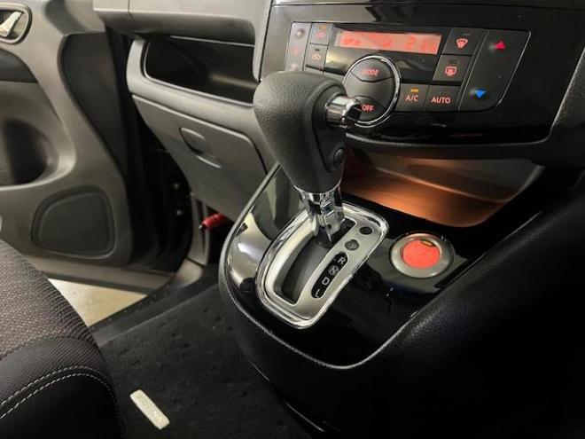 セレナハイウェイスター　Ｖセレクション＋セーフティ　本州仕入　寒冷地仕様　禁煙車　エマージェンシーブレーキ　車線逸脱警　純正１５インチＡＷ　社外１５ＡＷ＋スタッドレスタイヤ付　両側パワースライドドア　純正ナビ（フルセグ地デジ　ＤＶＤ再生　Ｂｌｕｅｔｏｏｔｈ）＋バック＆サイドカメラ　ドライブレコーダー　純正ＬＥＤヘッドライト　クルーズコントロール　アイドリングストップ　横滑り防止装置　ＥＴＣ 　タイミングチェーン 4WD 5 2000Dr