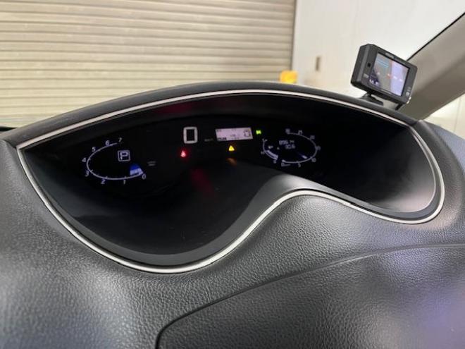 セレナハイウェイスター　Ｖセレクション＋セーフティ　本州仕入　寒冷地仕様　禁煙車　エマージェンシーブレーキ　車線逸脱警　純正１５インチＡＷ　社外１５ＡＷ＋スタッドレスタイヤ付　両側パワースライドドア　純正ナビ（フルセグ地デジ　ＤＶＤ再生　Ｂｌｕｅｔｏｏｔｈ）＋バック＆サイドカメラ　ドライブレコーダー　純正ＬＥＤヘッドライト　クルーズコントロール　アイドリングストップ　横滑り防止装置　ＥＴＣ 　タイミングチェーン 4WD 5 2000Dr