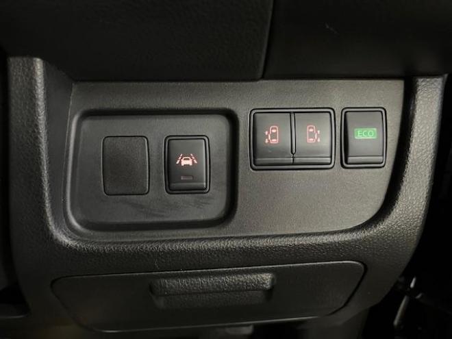 セレナハイウェイスター　Ｖセレクション＋セーフティ　本州仕入　寒冷地仕様　禁煙車　エマージェンシーブレーキ　車線逸脱警　純正１５インチＡＷ　社外１５ＡＷ＋スタッドレスタイヤ付　両側パワースライドドア　純正ナビ（フルセグ地デジ　ＤＶＤ再生　Ｂｌｕｅｔｏｏｔｈ）＋バック＆サイドカメラ　ドライブレコーダー　純正ＬＥＤヘッドライト　クルーズコントロール　アイドリングストップ　横滑り防止装置　ＥＴＣ 　タイミングチェーン 4WD 5 2000Dr
