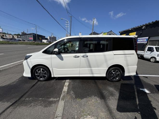 ノアNOAH 4WD SI WXB本州仕入　寒冷地仕様　ドラレコ前後　ブレーキアシスト　Bluetooth9インチフルセグナビ　バックカメラ　LEDHヘッドフォグランプ　ビルトインetc　ワンタッチ両パワースライドドア　VSC  アイドリングSTOP バイザー　プッシュスタートスペアー有　人気の7人乗り　 4WD 2000 5Dr