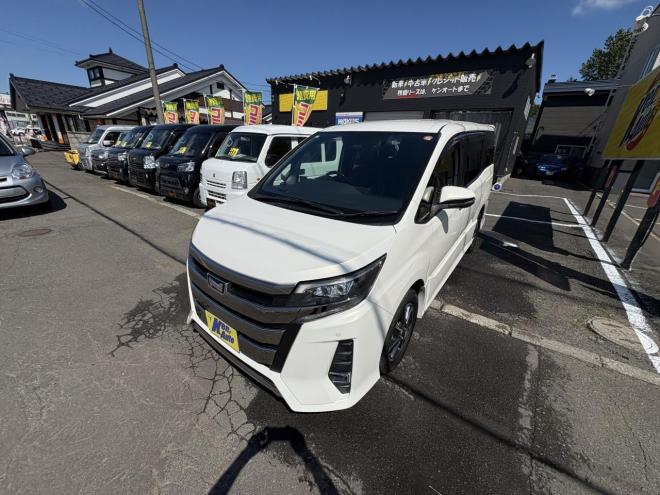 ノアNOAH 4WD SI WXB本州仕入　寒冷地仕様　ドラレコ前後　ブレーキアシスト　Bluetooth9インチフルセグナビ　バックカメラ　LEDHヘッドフォグランプ　ビルトインetc　ワンタッチ両パワースライドドア　VSC  アイドリングSTOP バイザー　プッシュスタートスペアー有　人気の7人乗り　 4WD 2000 5Dr