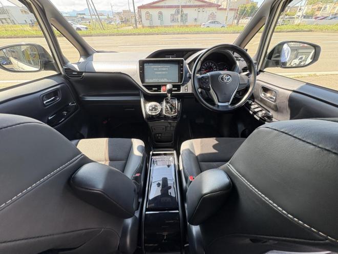 ノアNOAH 4WD SI WXB本州仕入　寒冷地仕様　ドラレコ前後　ブレーキアシスト　Bluetooth9インチフルセグナビ　バックカメラ　LEDHヘッドフォグランプ　ビルトインetc　ワンタッチ両パワースライドドア　VSC  アイドリングSTOP バイザー　プッシュスタートスペアー有　人気の7人乗り　 4WD 2000 5Dr
