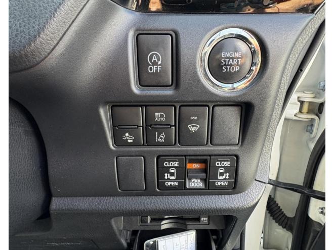 ノアNOAH 4WD SI WXB本州仕入　寒冷地仕様　ドラレコ前後　ブレーキアシスト　Bluetooth9インチフルセグナビ　バックカメラ　LEDHヘッドフォグランプ　ビルトインetc　ワンタッチ両パワースライドドア　VSC  アイドリングSTOP バイザー　プッシュスタートスペアー有　人気の7人乗り　 4WD 2000 5Dr