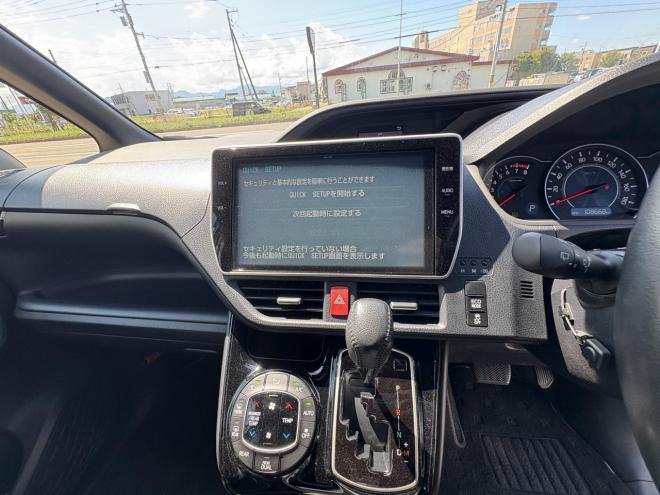 ノアNOAH 4WD SI WXB本州仕入　寒冷地仕様　ドラレコ前後　ブレーキアシスト　Bluetooth9インチフルセグナビ　バックカメラ　LEDHヘッドフォグランプ　ビルトインetc　ワンタッチ両パワースライドドア　VSC  アイドリングSTOP バイザー　プッシュスタートスペアー有　人気の7人乗り　 4WD 2000 5Dr