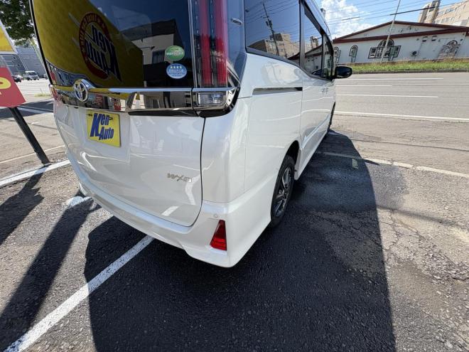 ノアNOAH 4WD SI WXB本州仕入　寒冷地仕様　ドラレコ前後　ブレーキアシスト　Bluetooth9インチフルセグナビ　バックカメラ　LEDHヘッドフォグランプ　ビルトインetc　ワンタッチ両パワースライドドア　VSC  アイドリングSTOP バイザー　プッシュスタートスペアー有　人気の7人乗り　 4WD 2000 5Dr