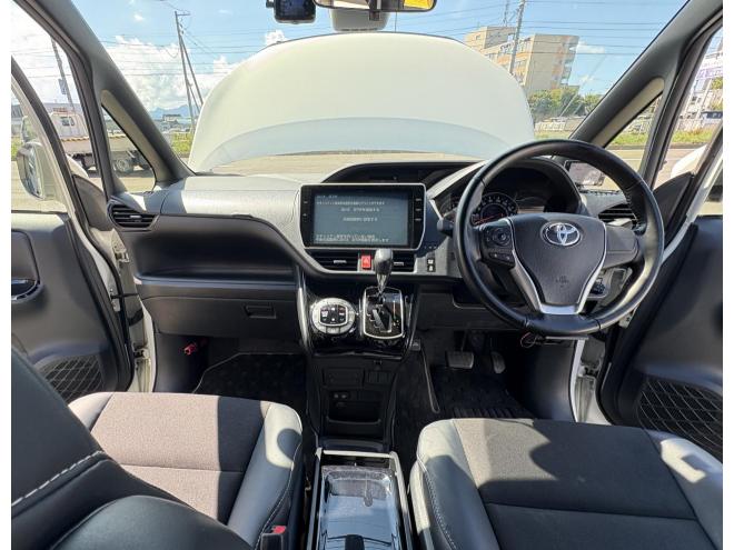 ノアNOAH 4WD SI WXB本州仕入　寒冷地仕様　ドラレコ前後　ブレーキアシスト　Bluetooth9インチフルセグナビ　バックカメラ　LEDHヘッドフォグランプ　ビルトインetc　ワンタッチ両パワースライドドア　VSC  アイドリングSTOP バイザー　プッシュスタートスペアー有　人気の7人乗り　 4WD 2000 5Dr