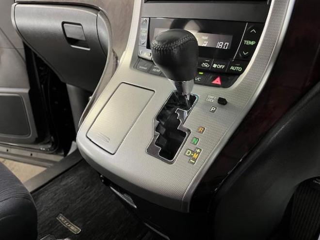 ヴェルファイア２．４Ｚ　後期型　本州仕入　禁煙車　ＷＡＫＯＳバリアスコーティング済　純正１８インチＡＷ＋新品夏タイヤ　社外１６ＡＷ＋スタッドレスタイヤ付　両側パワースライドドア　純正ＨＤＤナビ（フルセグ地デジ　ＤＶＤ再生　Ｂｌｕｅｔｏｏｔｈ）＋バックカメラ　純正１１インチリアフリップダウンモニター　コーナーセンサー　横滑り防止装置　ＨＩＤ　ＥＴＣ 　タイミングチェーン 4WD 2400 5Dr