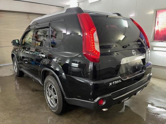 エクストレイル２０Ｘｔ　本州仕入　寒冷地仕様　禁煙車　ＷＡＫＯＳバリアスコーティング済　社外１６インチＡＷ＋ＴＯＹＯホワイトレタータイヤ　社外１６ＡＷ＋スタッドレスタイヤ付　カロッツェリアナビ（地デジ　ＤＶＤ再生ＯＫ再生　Ｂｌｕｅｔｏｏｔｈ）　純正カプロンシート　ヒルディセントコントロール　ＨＩＤヘッドライト　純正ハイパールーフレール　両席シートヒーター　インテリジェントキー　横滑り防止装置　タイミングチェーン車 4WD 2000 5Dr