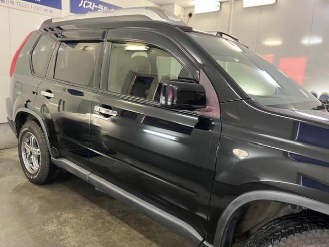 エクストレイル２０Ｘｔ　本州仕入　寒冷地仕様　禁煙車　ＷＡＫＯＳバリアスコーティング済　社外１６インチＡＷ＋ＴＯＹＯホワイトレタータイヤ　社外１６ＡＷ＋スタッドレスタイヤ付　カロッツェリアナビ（地デジ　ＤＶＤ再生ＯＫ再生　Ｂｌｕｅｔｏｏｔｈ）　純正カプロンシート　ヒルディセントコントロール　ＨＩＤヘッドライト　純正ハイパールーフレール　両席シートヒーター　インテリジェントキー　横滑り防止装置　タイミングチェーン車 4WD 2000 5Dr
