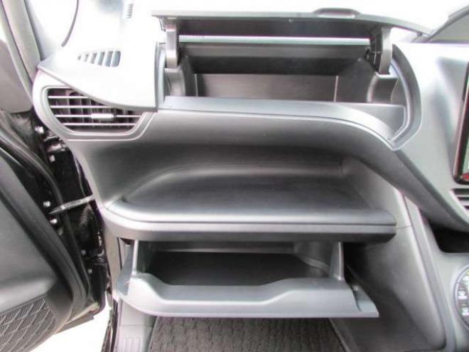 ヴォクシー2.0 X 4WD　トヨタセーフティセンス/LEDヘッドライト/両側パワースライドドア/ETC/社外ナビ/フルセグTV/バックカメラ/スマートキー一体式エンジンスターター 2000