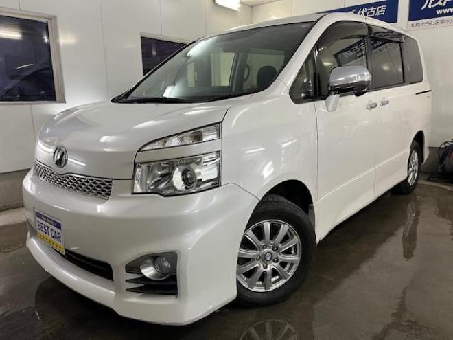 ヴォクシーＺＳキラメキⅡ　本州仕入　禁煙車　ＷＡＫＯＳバリアスコーティング済　社外１５インチＡＷ＋夏タイヤ　社外１５ＡＷ＋スタッドレスタイヤ付　両側パワースライドドア　純正ナビ（ワンセグ地デジ）＋バックカメラ　エンジンスターター　ＰＵＳＨスタート　スマートキー　パドルシフト　ＨＩＤヘッドライト　タイミングチェーン 4WD 2000 5Dr