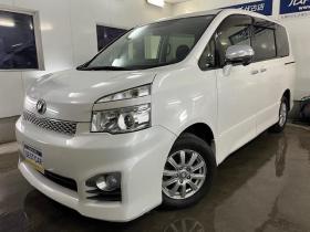 ヴォクシー　ＺＳキラメキⅡ　本州仕入　禁煙車　ＷＡＫＯＳバリアスコーティング済　社外１５インチＡＷ＋夏タイヤ　社外１５ＡＷ＋スタッドレスタイヤ付　両側パワースライドドア　純正ナビ（ワンセグ地デジ）＋バックカメラ　エンジンスターター　ＰＵＳＨスタート　スマートキー　パドルシフト　ＨＩＤヘッドライト　タイミングチェーン 4WD 2000 5Dr