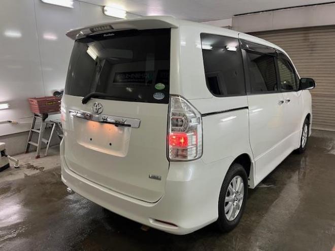 ヴォクシーＺＳキラメキⅡ　本州仕入　禁煙車　ＷＡＫＯＳバリアスコーティング済　社外１５インチＡＷ＋夏タイヤ　社外１５ＡＷ＋スタッドレスタイヤ付　両側パワースライドドア　純正ナビ（ワンセグ地デジ）＋バックカメラ　エンジンスターター　ＰＵＳＨスタート　スマートキー　パドルシフト　ＨＩＤヘッドライト　タイミングチェーン 4WD 2000 5Dr