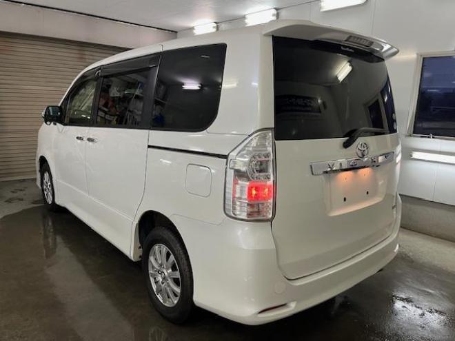 ヴォクシーＺＳキラメキⅡ　本州仕入　禁煙車　ＷＡＫＯＳバリアスコーティング済　社外１５インチＡＷ＋夏タイヤ　社外１５ＡＷ＋スタッドレスタイヤ付　両側パワースライドドア　純正ナビ（ワンセグ地デジ）＋バックカメラ　エンジンスターター　ＰＵＳＨスタート　スマートキー　パドルシフト　ＨＩＤヘッドライト　タイミングチェーン 4WD 2000 5Dr