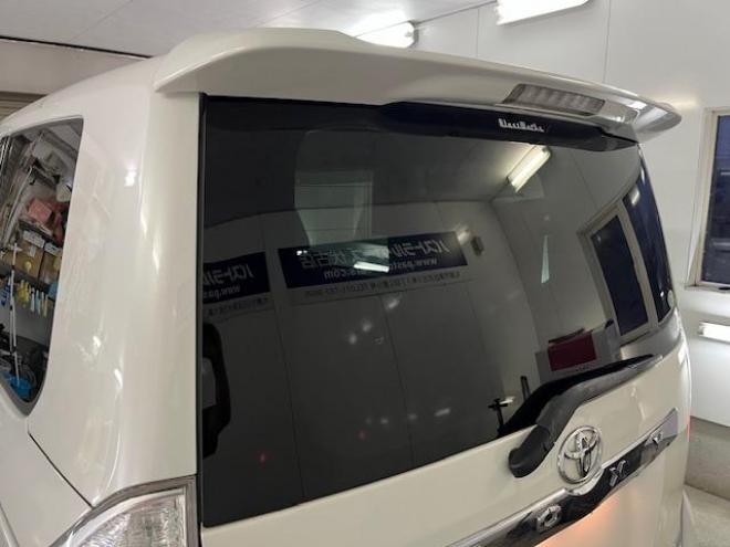 ヴォクシーＺＳキラメキⅡ　本州仕入　禁煙車　ＷＡＫＯＳバリアスコーティング済　社外１５インチＡＷ＋夏タイヤ　社外１５ＡＷ＋スタッドレスタイヤ付　両側パワースライドドア　純正ナビ（ワンセグ地デジ）＋バックカメラ　エンジンスターター　ＰＵＳＨスタート　スマートキー　パドルシフト　ＨＩＤヘッドライト　タイミングチェーン 4WD 2000 5Dr