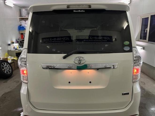 ヴォクシーＺＳキラメキⅡ　本州仕入　禁煙車　ＷＡＫＯＳバリアスコーティング済　社外１５インチＡＷ＋夏タイヤ　社外１５ＡＷ＋スタッドレスタイヤ付　両側パワースライドドア　純正ナビ（ワンセグ地デジ）＋バックカメラ　エンジンスターター　ＰＵＳＨスタート　スマートキー　パドルシフト　ＨＩＤヘッドライト　タイミングチェーン 4WD 2000 5Dr