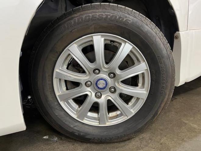 ヴォクシーＺＳキラメキⅡ　本州仕入　禁煙車　ＷＡＫＯＳバリアスコーティング済　社外１５インチＡＷ＋夏タイヤ　社外１５ＡＷ＋スタッドレスタイヤ付　両側パワースライドドア　純正ナビ（ワンセグ地デジ）＋バックカメラ　エンジンスターター　ＰＵＳＨスタート　スマートキー　パドルシフト　ＨＩＤヘッドライト　タイミングチェーン 4WD 2000 5Dr