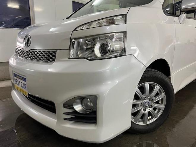 ヴォクシーＺＳキラメキⅡ　本州仕入　禁煙車　ＷＡＫＯＳバリアスコーティング済　社外１５インチＡＷ＋夏タイヤ　社外１５ＡＷ＋スタッドレスタイヤ付　両側パワースライドドア　純正ナビ（ワンセグ地デジ）＋バックカメラ　エンジンスターター　ＰＵＳＨスタート　スマートキー　パドルシフト　ＨＩＤヘッドライト　タイミングチェーン 4WD 2000 5Dr