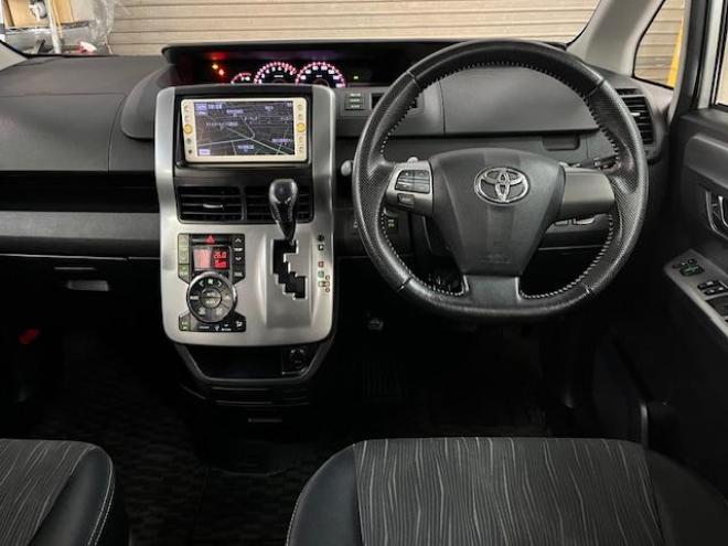 ヴォクシーＺＳキラメキⅡ　本州仕入　禁煙車　ＷＡＫＯＳバリアスコーティング済　社外１５インチＡＷ＋夏タイヤ　社外１５ＡＷ＋スタッドレスタイヤ付　両側パワースライドドア　純正ナビ（ワンセグ地デジ）＋バックカメラ　エンジンスターター　ＰＵＳＨスタート　スマートキー　パドルシフト　ＨＩＤヘッドライト　タイミングチェーン 4WD 2000 5Dr