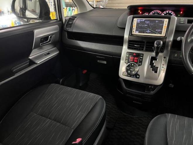 ヴォクシーＺＳキラメキⅡ　本州仕入　禁煙車　ＷＡＫＯＳバリアスコーティング済　社外１５インチＡＷ＋夏タイヤ　社外１５ＡＷ＋スタッドレスタイヤ付　両側パワースライドドア　純正ナビ（ワンセグ地デジ）＋バックカメラ　エンジンスターター　ＰＵＳＨスタート　スマートキー　パドルシフト　ＨＩＤヘッドライト　タイミングチェーン 4WD 2000 5Dr
