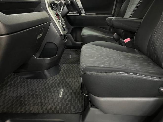 ヴォクシーＺＳキラメキⅡ　本州仕入　禁煙車　ＷＡＫＯＳバリアスコーティング済　社外１５インチＡＷ＋夏タイヤ　社外１５ＡＷ＋スタッドレスタイヤ付　両側パワースライドドア　純正ナビ（ワンセグ地デジ）＋バックカメラ　エンジンスターター　ＰＵＳＨスタート　スマートキー　パドルシフト　ＨＩＤヘッドライト　タイミングチェーン 4WD 2000 5Dr