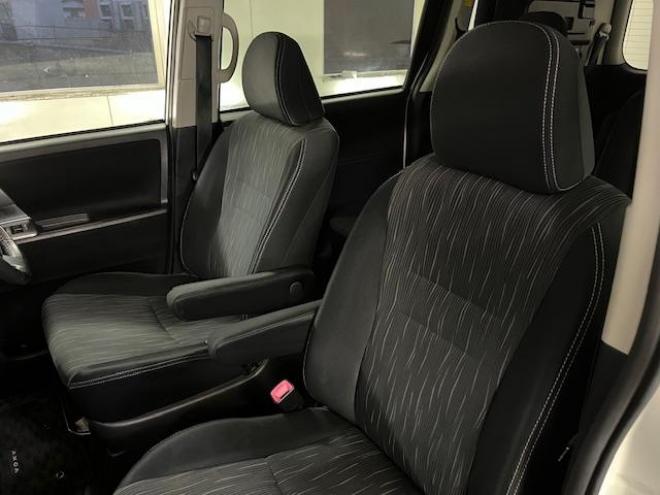 ヴォクシーＺＳキラメキⅡ　本州仕入　禁煙車　ＷＡＫＯＳバリアスコーティング済　社外１５インチＡＷ＋夏タイヤ　社外１５ＡＷ＋スタッドレスタイヤ付　両側パワースライドドア　純正ナビ（ワンセグ地デジ）＋バックカメラ　エンジンスターター　ＰＵＳＨスタート　スマートキー　パドルシフト　ＨＩＤヘッドライト　タイミングチェーン 4WD 2000 5Dr