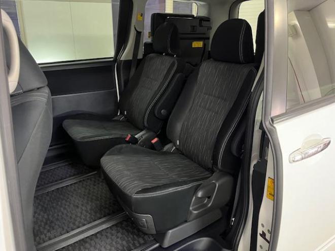 ヴォクシーＺＳキラメキⅡ　本州仕入　禁煙車　ＷＡＫＯＳバリアスコーティング済　社外１５インチＡＷ＋夏タイヤ　社外１５ＡＷ＋スタッドレスタイヤ付　両側パワースライドドア　純正ナビ（ワンセグ地デジ）＋バックカメラ　エンジンスターター　ＰＵＳＨスタート　スマートキー　パドルシフト　ＨＩＤヘッドライト　タイミングチェーン 4WD 2000 5Dr