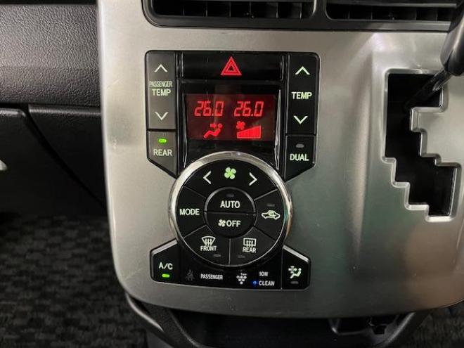 ヴォクシーＺＳキラメキⅡ　本州仕入　禁煙車　ＷＡＫＯＳバリアスコーティング済　社外１５インチＡＷ＋夏タイヤ　社外１５ＡＷ＋スタッドレスタイヤ付　両側パワースライドドア　純正ナビ（ワンセグ地デジ）＋バックカメラ　エンジンスターター　ＰＵＳＨスタート　スマートキー　パドルシフト　ＨＩＤヘッドライト　タイミングチェーン 4WD 2000 5Dr